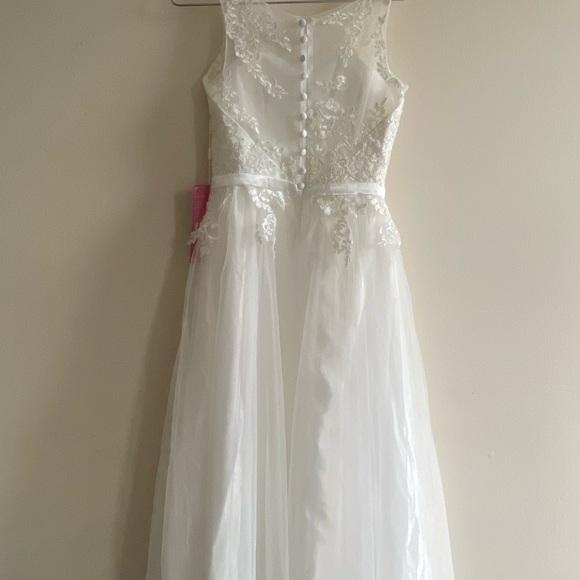 Beautiful wedding dress with patterns! Brand new! - Picture 3 of 4